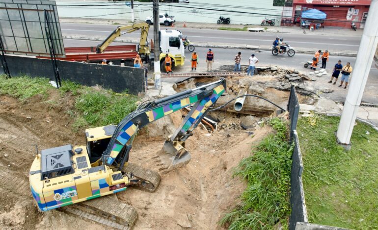 Prefeitura atua para fechar cratera na avenida Constantino Nery