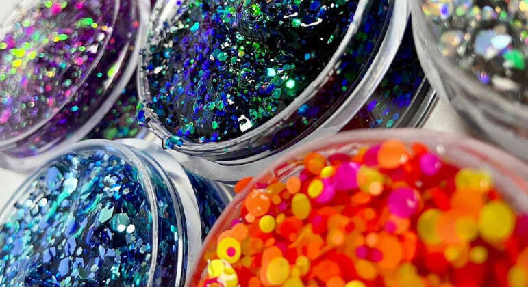 Estudo mostra como glitter usado no carnaval contamina rios e oceanos