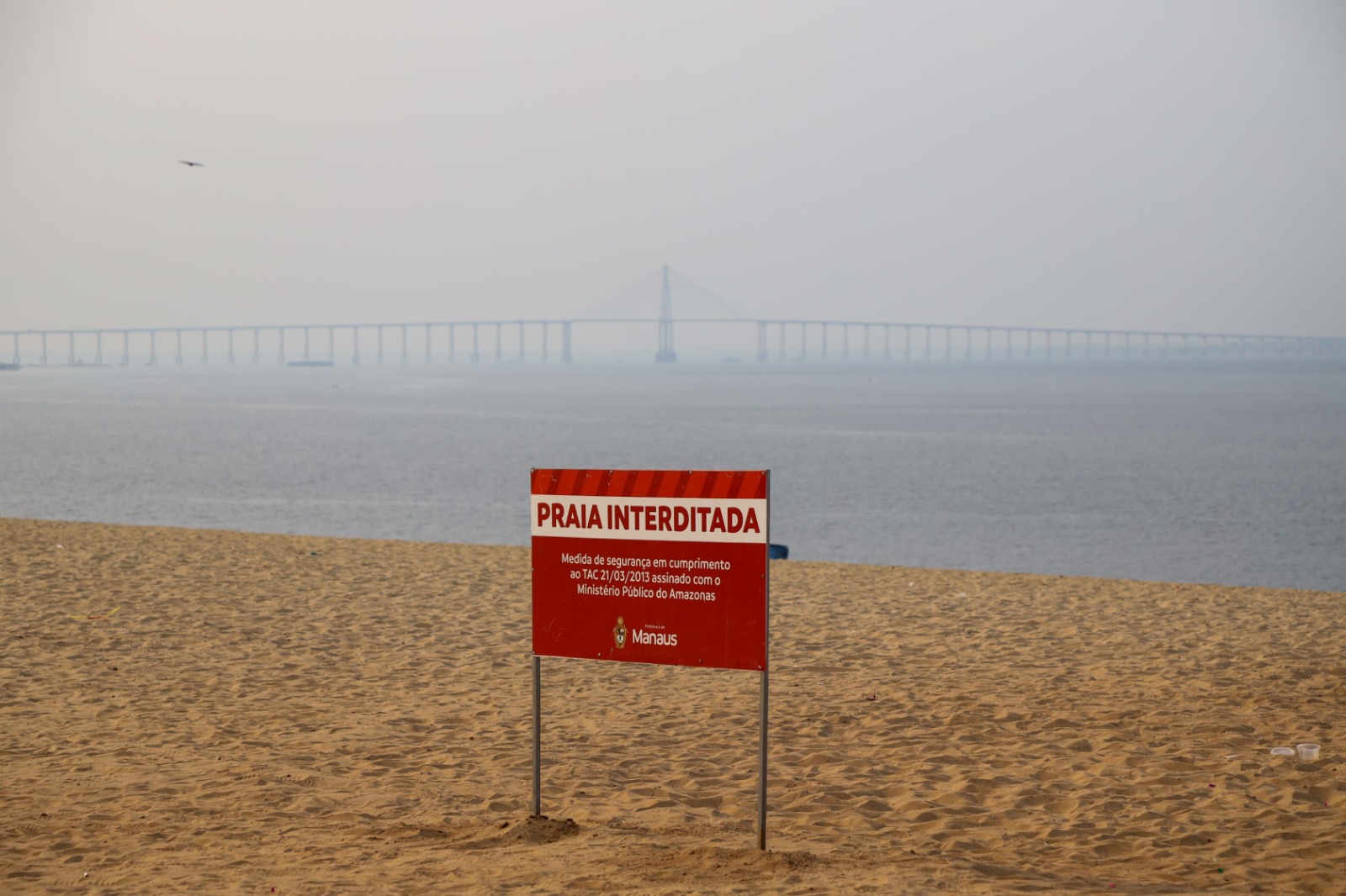 Praia da Ponta Negra permanece interditada pela Prefeitura de Manaus